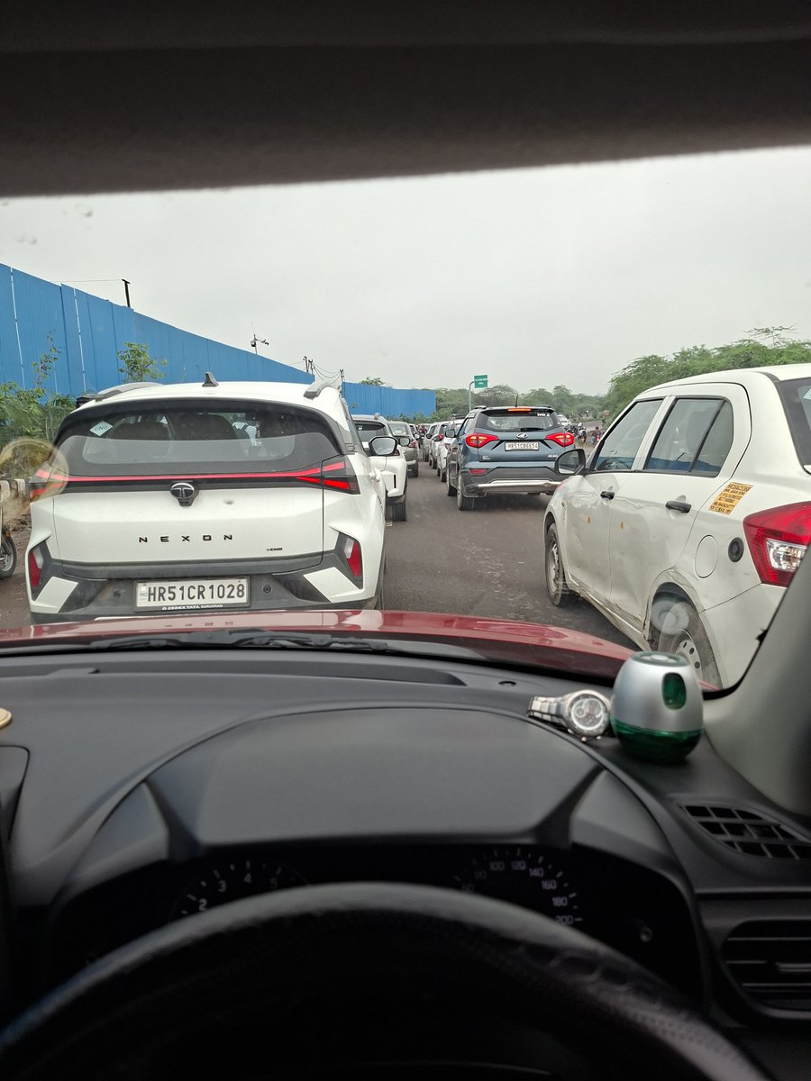 aps7958's tweet photo. @cmohry @DC_Gurugram @DC_Faridabad A 50mtr strech of bad road near dumping yard Bandwari create holdup of 30-45mins every day it start frm 1km before Manger.Can it be repaired to smoothline traffic in peak hours. Appreciate if respective dept can be directed. https://t.co/bBB8jd5Hhe
