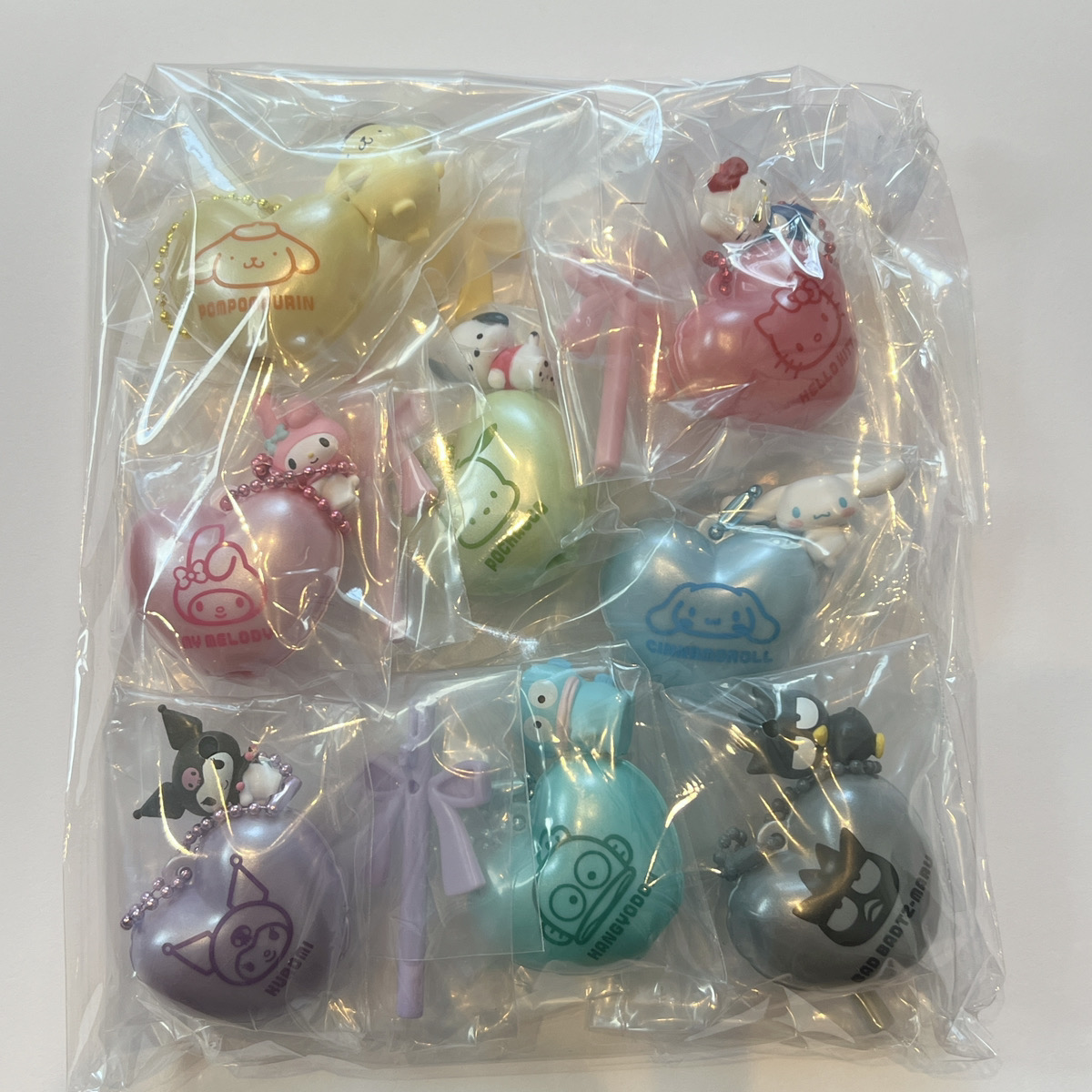 sanrio_oshikatu's tweet photo. 『サンリオキャラクターズ バルーンポップチャーム&グミ』予約してたの届いたよ🎈
写真通り、めちゃくちゃかわいくて大満足🥹🎈
風船の細かなシワやツヤまでしっかり再現されててクオリティ高い✨
ペン立てとか何かに立てて飾ったら可愛いかな🎈
あとで100均にいってみよう🥹

ちなみに今回初めてお菓子付属無しのコンプセットを買ってみたんだけど、開けたらこんな感じで透明な袋にチャームだけ入ってて開封～片付けが楽でよかった✨
お菓子、結局あまっちゃうことも多いから今度から基本的にこれでいいかもしれない🙆‍♀️

🔗バルーンポップチャーム&グミ（全8種・お菓子付属無し）
https://t.co/meHtdHu6NS

#サンリオ #食玩 #pr