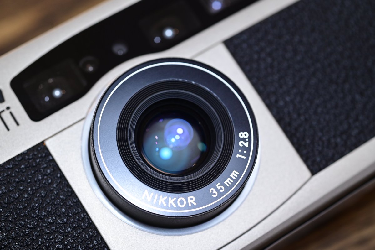 高級コンパクトの完成形】 -Nikon 35Ti チタン外装とアナログ表示が