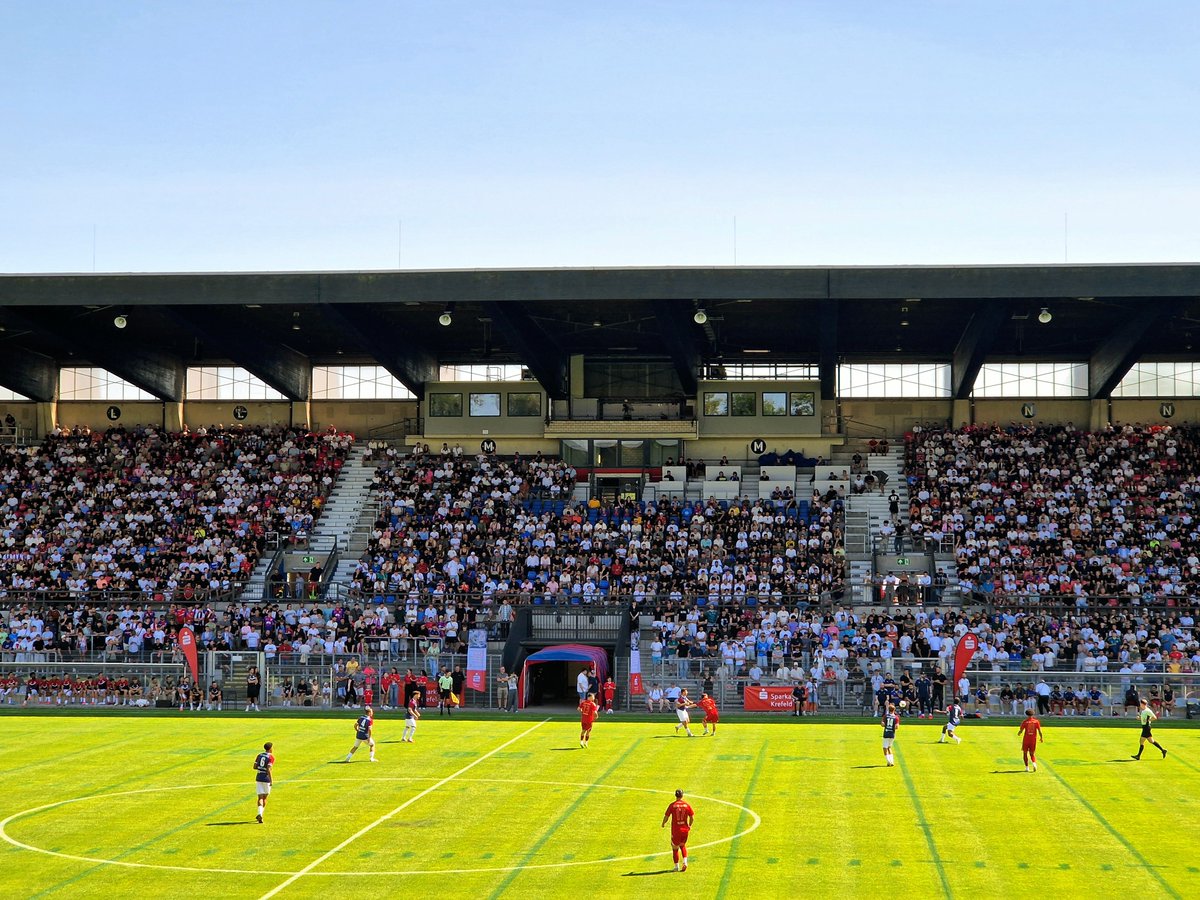 Roylovesfooty's tweet photo. The draw of playing against influencer @EliasN97's team was huge as over 5,500 spectators showed up ...

🗓️ 1/8/26
⚽️ @KFC_Uerdingen 1️⃣🆚1️⃣ @delaysports_ber
🏟️ Grotenburg-Stadion
🇩🇪 Krefeld
🎟 € 20
🏆 Friendly

#groundhopping
 #Futbology #TerraceEdition https://t.co/MJX6M4Oq2m