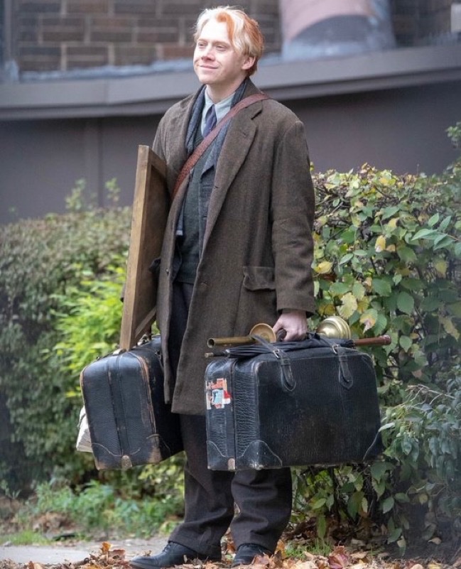 TheDailyHPotter's tweet photo. When you have to come back to Hogwarts as a teacher 🧳 https://t.co/ZfCrqgR2X4