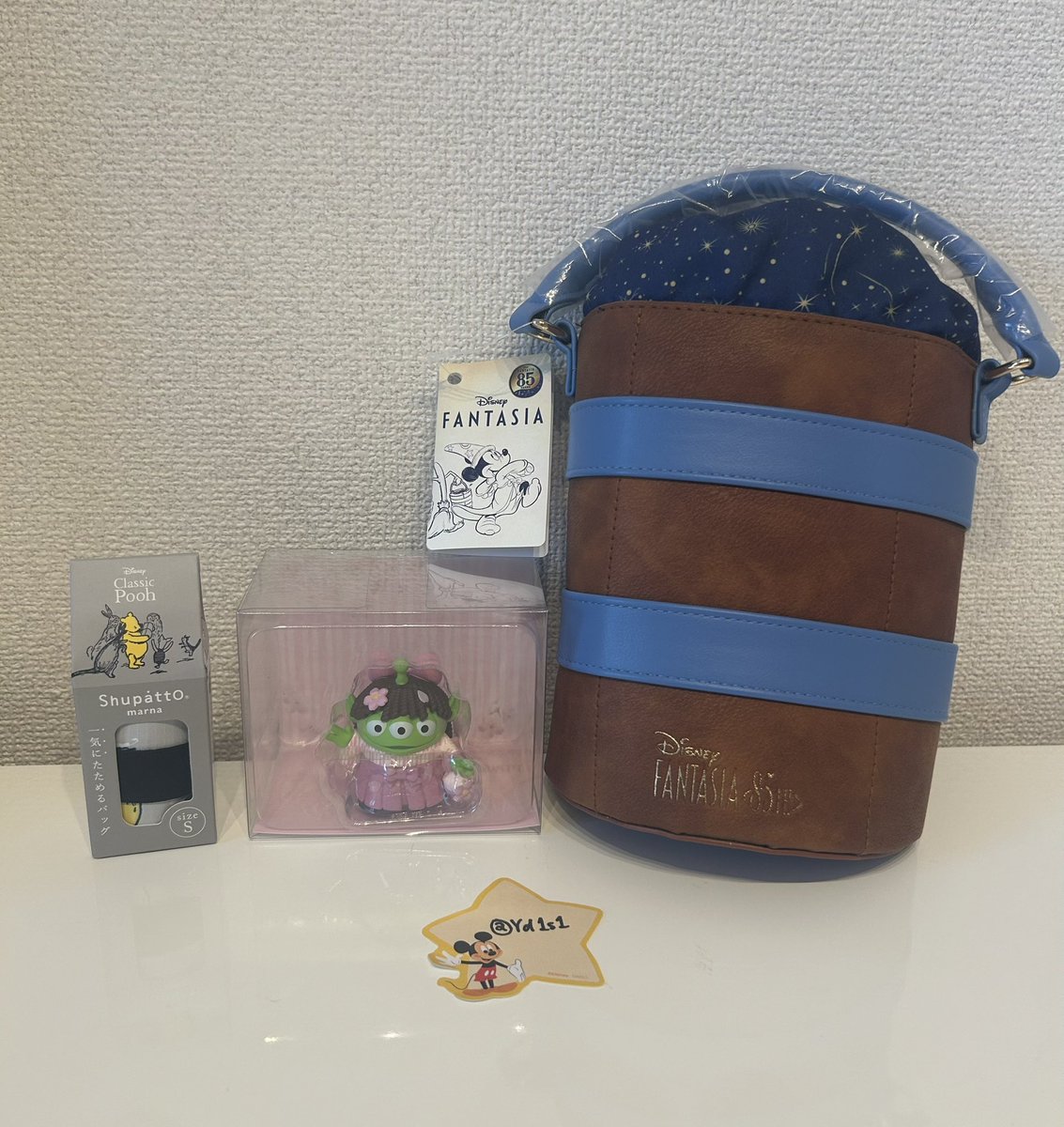Yd1s1's tweet photo. ディズニーストア 夏祭りくじ 交換

譲 ♡ 1枚目 ( ファンタジア ポシェット シュパット フィギュア 他)

求 ♡ 2枚目、ミニー 優先 バッグ ポーチ トラベルグッズ ミッキー プリンセス など 何でも検討
  
↓詳しい交換条件は下に続けます。
お声掛けの際は、交換可能な商品と条件を教えてください。 https://t.co/LjD0tLUWDF