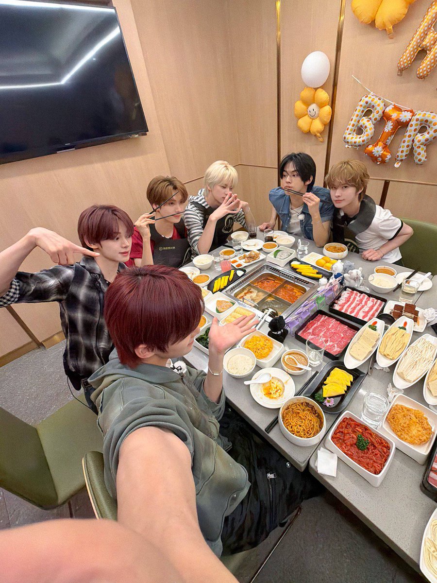 kimdiohoon's tweet photo. Please have yourself some haidilao oomfs 🤓 https://t.co/2sDghcvmX0