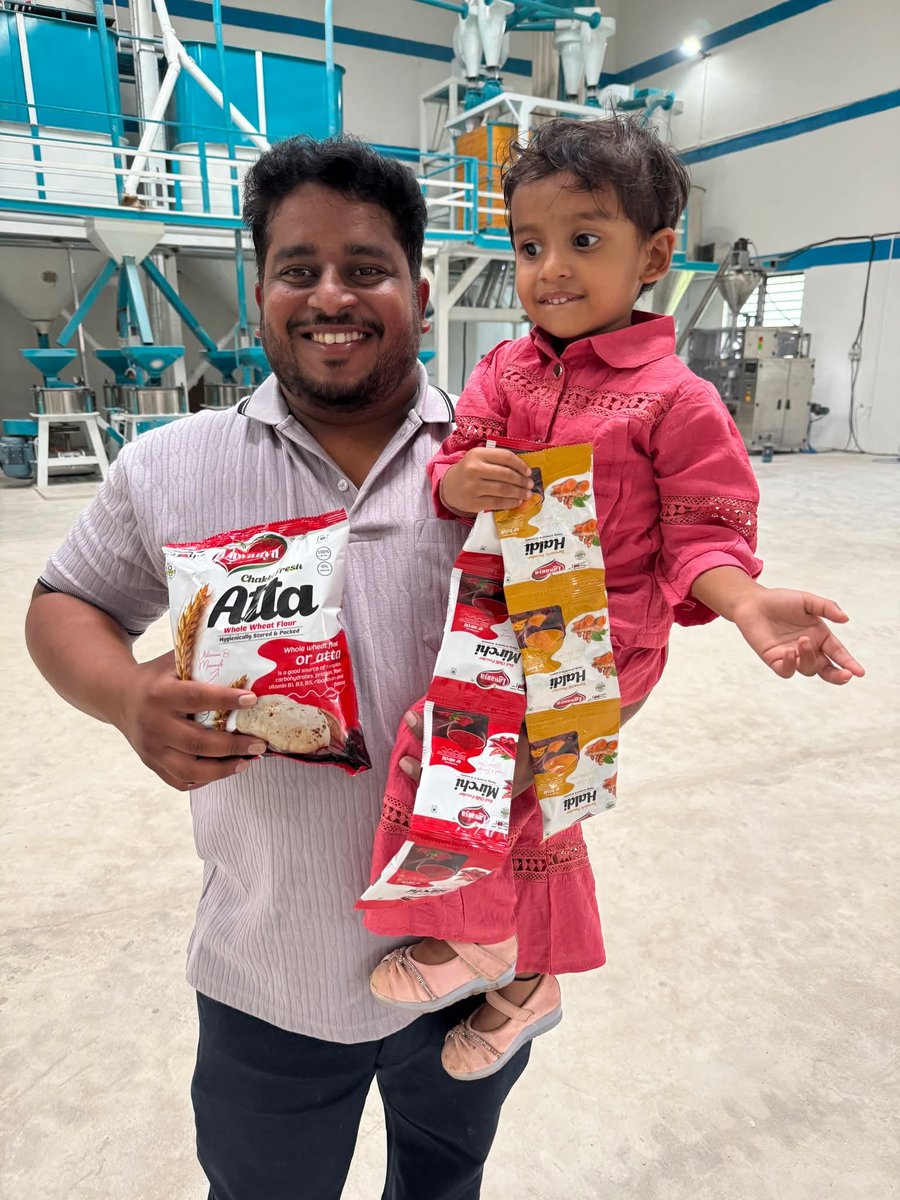 SitamarhiJila's tweet photo. 3 करोड़ रुपये का लोन लेकर उद्योग शुरू करना आसान नहीं था।

लेकिन 28 वर्षीय सौरभ ने जोखिम उठाया और कोंडागांव में आधुनिक Flour Mill Plant स्थापित किया। आज उनके प्लांट में आटा, बेसन और मसालों का उत्पादन होता है, और उनका अपना ब्रांड लगातार आगे बढ़ रहा है।

आज उनके एक दिन की सेल ही लगभग 50 हजार हैं यानी महीने का 15 लाख के आस पास हैं।तो सोचिए साल में 1 करोड़ 80 लाख कमा लेंगे। मेहनत से पूंजी भी निकल जाएगी।

भाई ने बड़ी बड़ी मशीन लगाई है लेकिन चलाना आसान है। 20 लोगो को रोजगार भी दिया है।

यह कहानी बताती है कि सही योजना, मेहनत और हिम्मत के साथ छोटे शहरों से भी बड़ा उद्योग खड़ा किया जा सकता है।