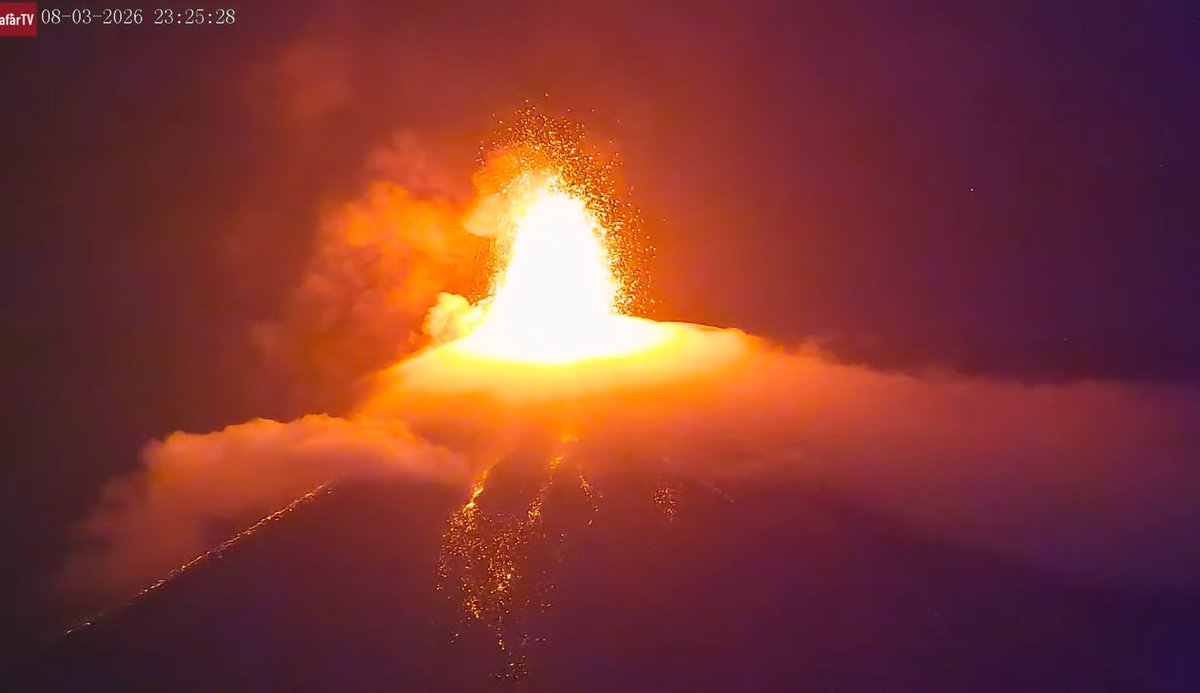 HydroMilk's tweet photo. Ojo con el volcán de fuego, está en una etapa intensa, seguramente vino mucho magma y lava desde sus cámaras interiores, a varios kilómetros de profundidad, por eso no para de sacar lava y flujos piroclásticos, no se acercen a carreteras especialmente si hay un río #Guatemala https://t.co/w6LznsAV7Y