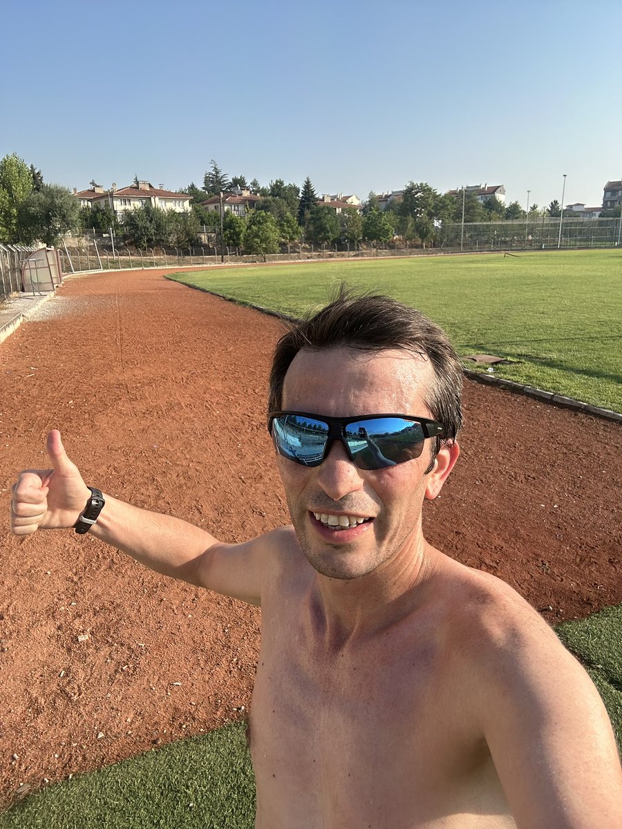 Agbhr190760's tweet photo. 🔺 Bugünün görevi: Piramit.
2 km ısınma ✔️
1000-800-600-400-400-600-800-1000 ✔️
2 km soğuma ✔️
Her tekrar, hedefe atılmış bir adımdır.
#ZileKoşuKulübü #Interval #PyramidWorkout #RunFast #HalfMarathon #MarathonTraining #Koşu #RunningCommunity https://t.co/QqhurvFBpr