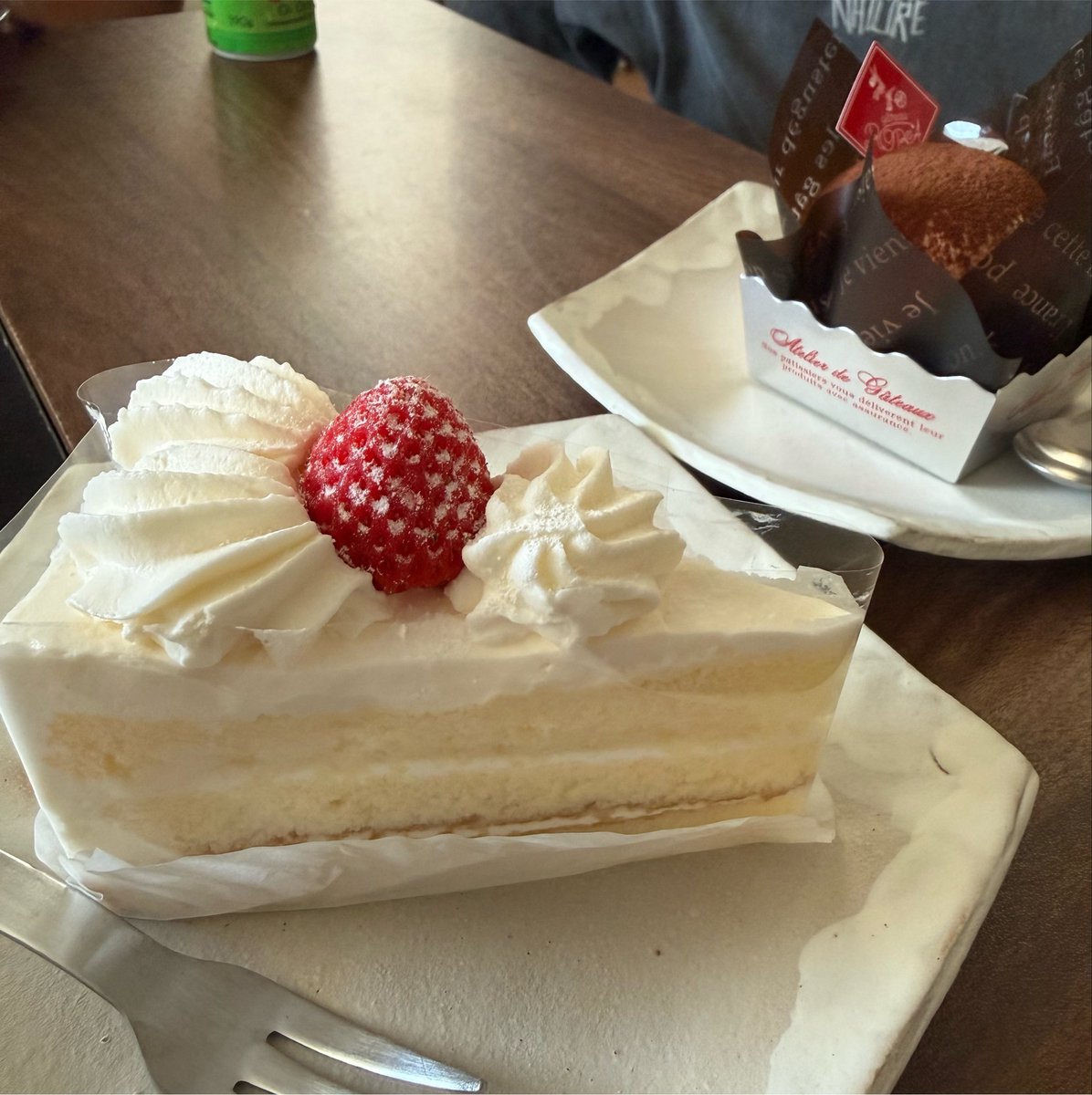 aibayome's tweet photo. もう１０年近い
付き合いになるバイトくんたち
今年も休みをとってきてくれた
昨日はケーキを買ってきてくれて。
今日帰る時はさみしいねって

仕事はもちろん助かる
この子達が来ると仕事の
安定感はほんとにすごい
でもねぇ寂しくなっちゃう
だから最後は「ありがとまたねー」 https://t.co/06ZhcCBeX5