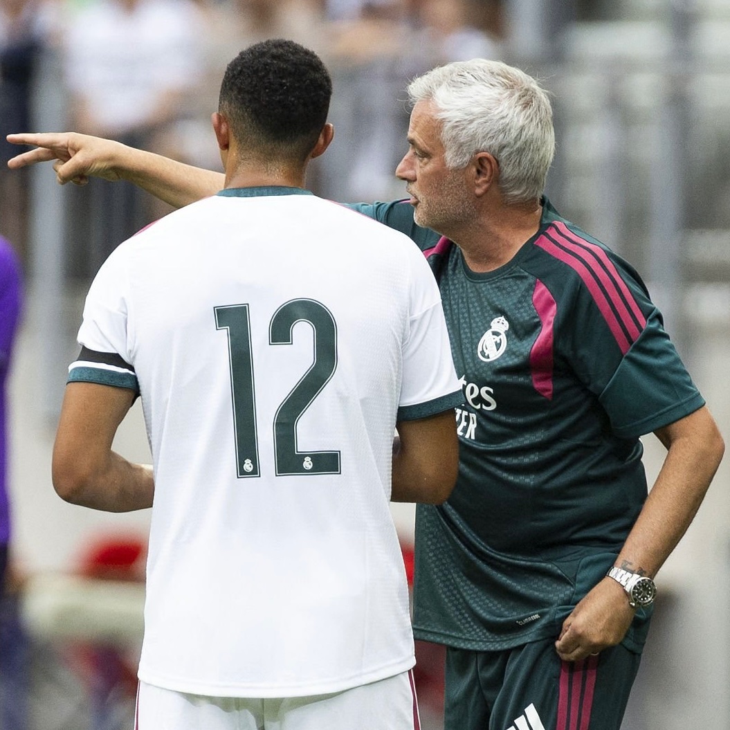 MadridXtra's tweet photo. 🚨 José Mourinho used Trent Alexander-Arnold as a midfielder when the team had the ball vs Fiorentina.

It was a tactical move, using him as a resource for building attacks.

This clearly shows José Mourinho’s desire for more playmaking in midfield. @diarioas https://t.co/McMXMztmZa