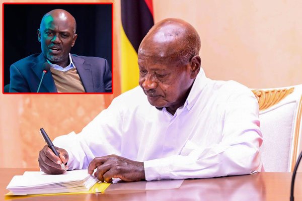 KasoziSamUG's tweet photo. President Museveni accusing Andrew Mwenda of spying on him: "If it's true, it's an extraordinary political scandal of our times, and if it's not true, still it's an extraordinary political scandal". In other words, either Mwenda shredded the constition, or the president is lying. https://t.co/620i4wrn2u