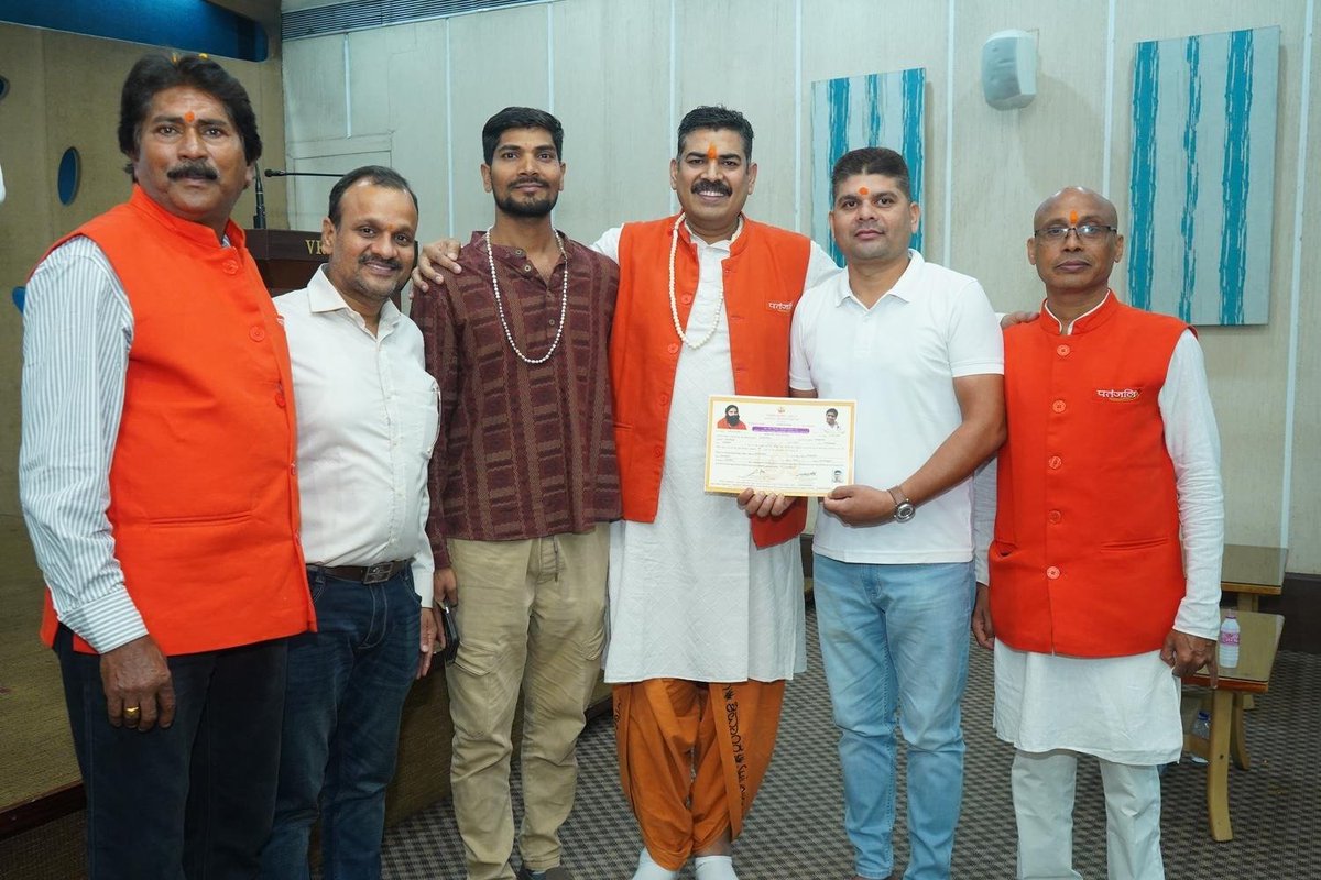 anandsa_Press's tweet photo. पतंजलि योग समिति छत्तीसगढ़ के गुरु पूर्णिमा महोत्सव में योग शिक्षकों का हुआ सम्मान
पत्रकार आनंद साहू को मिला योग शिक्षक प्रमाण-पत्र

आनंद साहू को पतंजलि योग समिति छत्तीसगढ़ की ओर से योग शिक्षक का प्रमाण-पत्र प्रदान किया गया। यह प्रमाण-पत्र योग प्रशिक्षण सफलतापूर्वक पूर्ण करने एवं https://t.co/kyYvC3IdX3