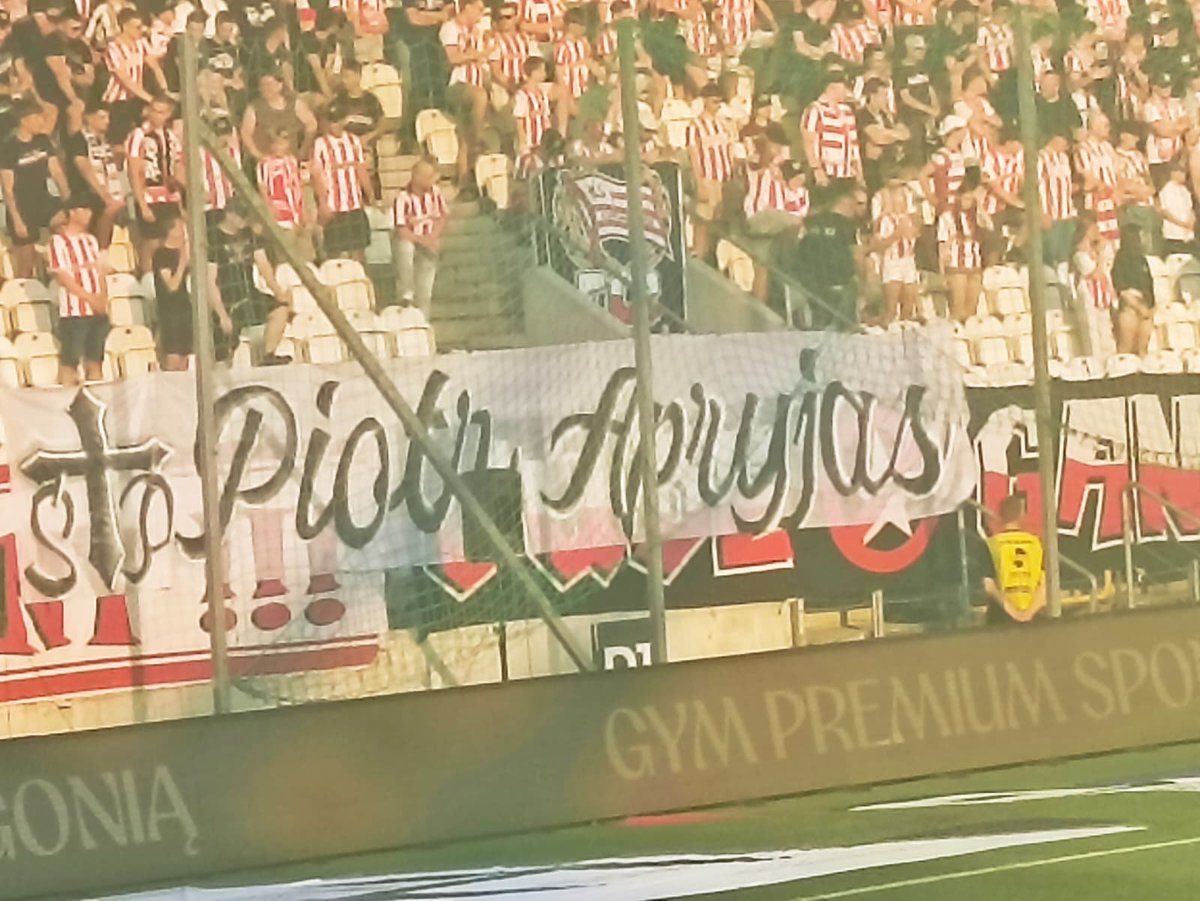 piiiotrek1's tweet photo. Zaczęło się godnie a potem im dalej w las tym gorzej, szczególnie sportowo.
Odegrany hymn Cracovii, odśpiewany hymn Polski, oddanie hołdu Powstańcom Warszawskim. ⚪️🔴
Minuta ciszy dla śp. BARBARY SEICHTER-CICHECKIEJ i PIOTRA APRYJASA.🕯️
#CRAPOG https://t.co/WyY7K6VgZc