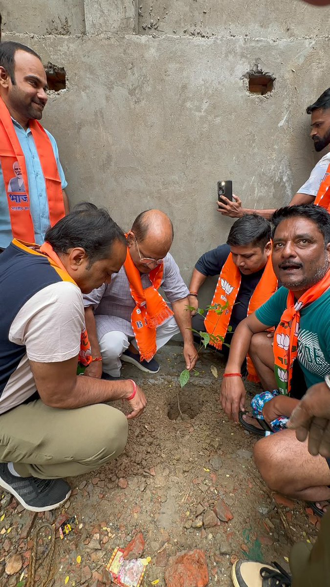 NeelkanthAd's tweet photo. 76 दिवसीय वार्ड प्रवास का 16 दिन ।
निर्वाचन क्षेत्र के बालुआबीर वार्ड में स्वच्छता,जनसंवाद, भ्रमण, एवं वृक्षारोपण किया गया । लोगों द्वारा बताए गए समस्या के संबंध में साथ चल रहे अधिकारियों को तुरंत निस्तारण हेतु कहा गया ।
#WardPrawasPart4 @blsanthosh https://t.co/t2TRiqjzMK