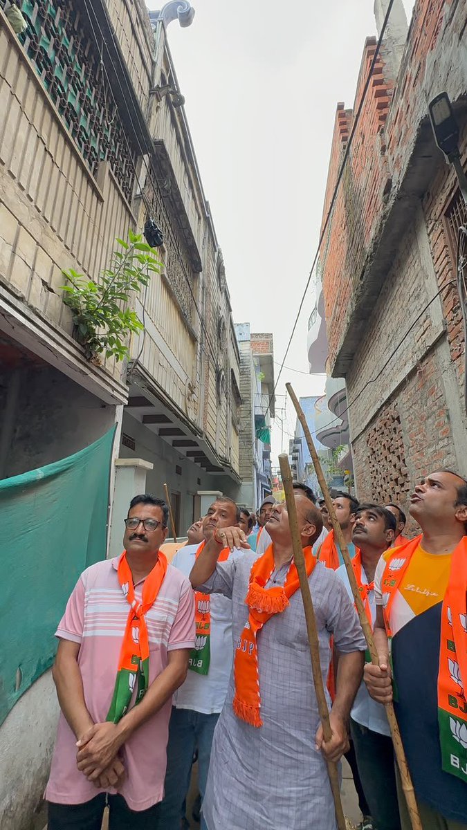 NeelkanthAd's tweet photo. 76 दिवसीय वार्ड प्रवास का 16 दिन ।
निर्वाचन क्षेत्र के बालुआबीर वार्ड में स्वच्छता,जनसंवाद, भ्रमण, एवं वृक्षारोपण किया गया । लोगों द्वारा बताए गए समस्या के संबंध में साथ चल रहे अधिकारियों को तुरंत निस्तारण हेतु कहा गया ।
#WardPrawasPart4 @blsanthosh https://t.co/t2TRiqjzMK