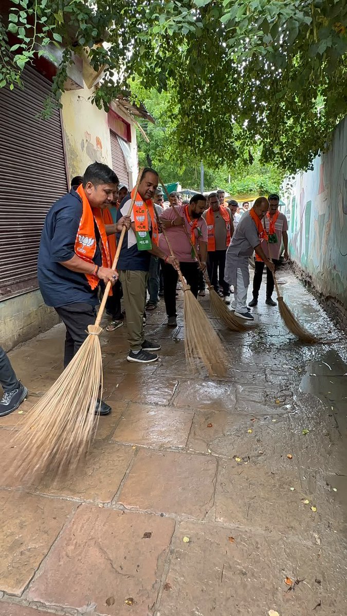 NeelkanthAd's tweet photo. 76 दिवसीय वार्ड प्रवास का 16 दिन ।
निर्वाचन क्षेत्र के बालुआबीर वार्ड में स्वच्छता,जनसंवाद, भ्रमण, एवं वृक्षारोपण किया गया । लोगों द्वारा बताए गए समस्या के संबंध में साथ चल रहे अधिकारियों को तुरंत निस्तारण हेतु कहा गया ।
#WardPrawasPart4 @blsanthosh https://t.co/t2TRiqjzMK