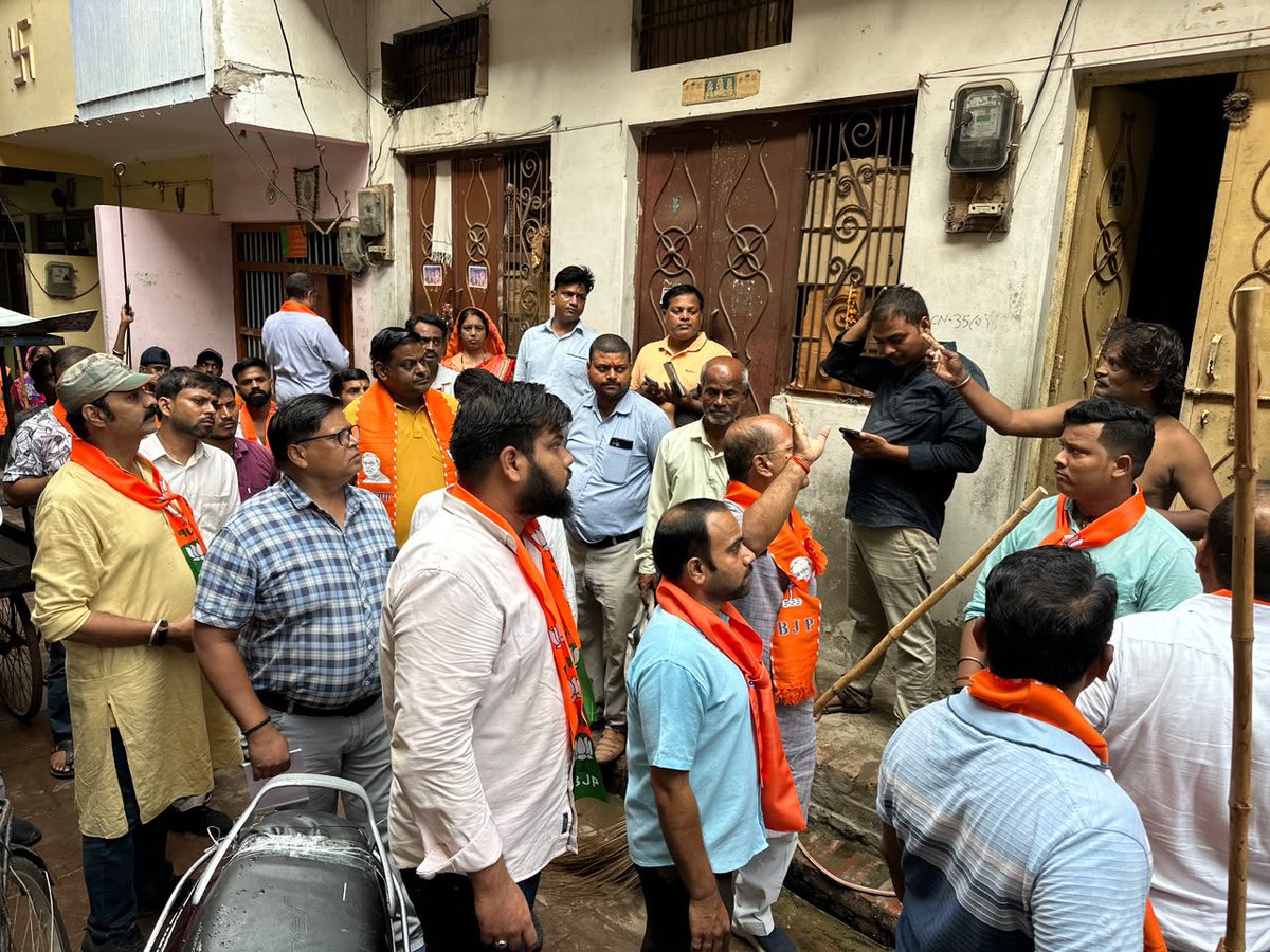 NeelkanthAd's tweet photo. 76 दिवसीय वार्ड प्रवास का 16 दिन ।
निर्वाचन क्षेत्र के बालुआबीर वार्ड में स्वच्छता,जनसंवाद, भ्रमण, एवं वृक्षारोपण किया गया । लोगों द्वारा बताए गए समस्या के संबंध में साथ चल रहे अधिकारियों को तुरंत निस्तारण हेतु कहा गया ।
#WardPrawasPart4 @blsanthosh https://t.co/t2TRiqjzMK