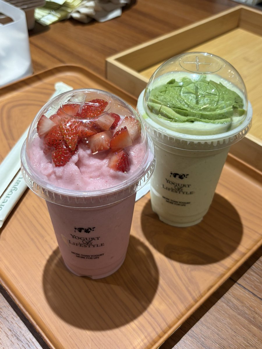 hbker07's tweet photo. มาเดินพารากอน เจอร้านนี้คนรุมซื้อต่อแถวยาวมาก นี่ไปต่อเลยเพราะอยากรู้ ทำไมแมส สรุปคือตาลุกวาว เห้ยยยย เป็นโยเกิร์ตปั่นที่อร่อยมากๆ แบบมากๆๆๆ สุดๆ ให้ผลไม้สดเยอะเลย กินละสะใจ โยเกิร์ตรสชาติดี สั่งหวานปกติได้เลย ไม่หวานแสบคอ กำลังพอดีมาก โอ๊ยอร่อย ใครชอบอโวคาโด้นะ ต้องกินซิกเนเจอร์ https://t.co/7r0ta4TRAy