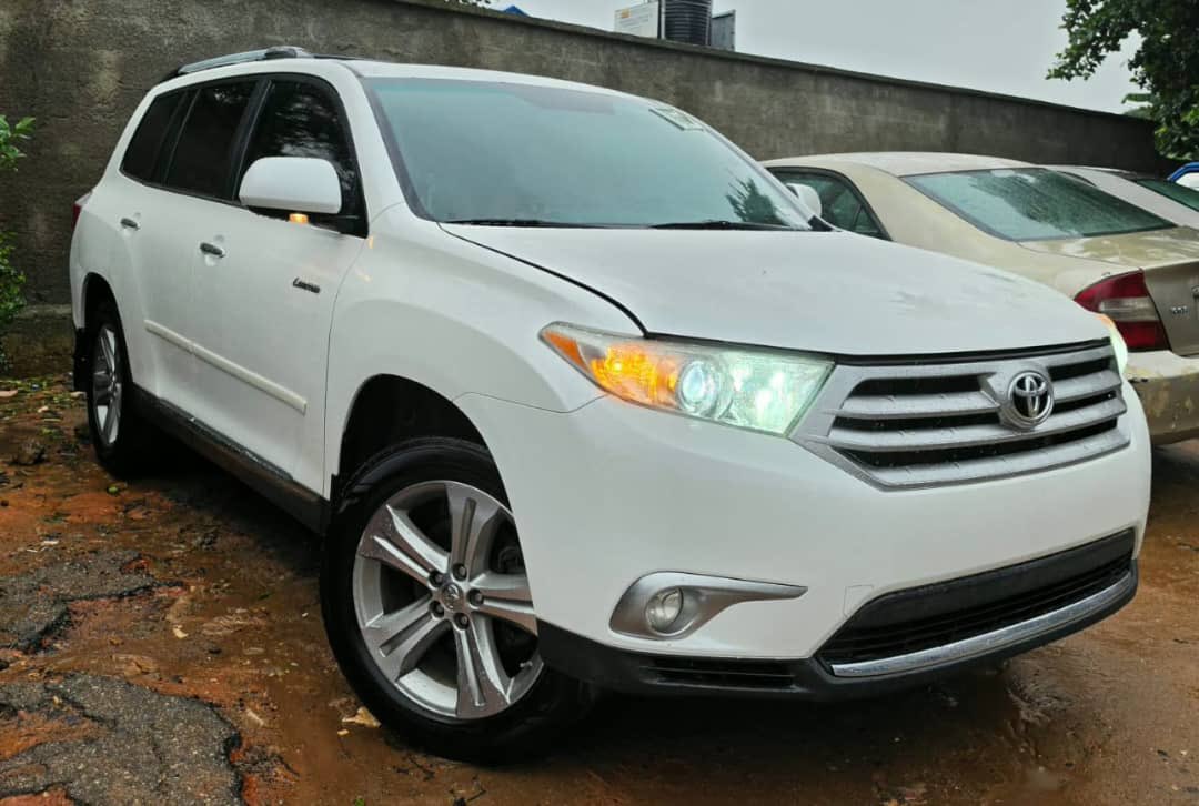 XcessCars's tweet photo. 2012 Foreign used Toyota Highlander Limited Edition ,
Thumbstart, 
Complete accident free, 
First body, 
Super sound and silent engine, 
Seamless transmission system, 
Ac cooling effectively, 
No suspension noise
Good tyres 
Very clean interior and exterior, 
Reverse cam and Bluetooth audio available, 
Absolute Run and Drive!!!

*#Price: 21m
