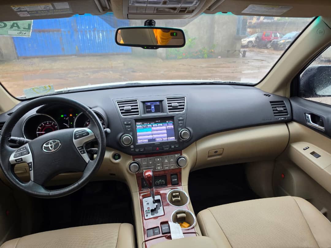 XcessCars's tweet photo. 2012 Foreign used Toyota Highlander Limited Edition ,
Thumbstart, 
Complete accident free, 
First body, 
Super sound and silent engine, 
Seamless transmission system, 
Ac cooling effectively, 
No suspension noise
Good tyres 
Very clean interior and exterior, 
Reverse cam and Bluetooth audio available, 
Absolute Run and Drive!!!

*#Price: 21m