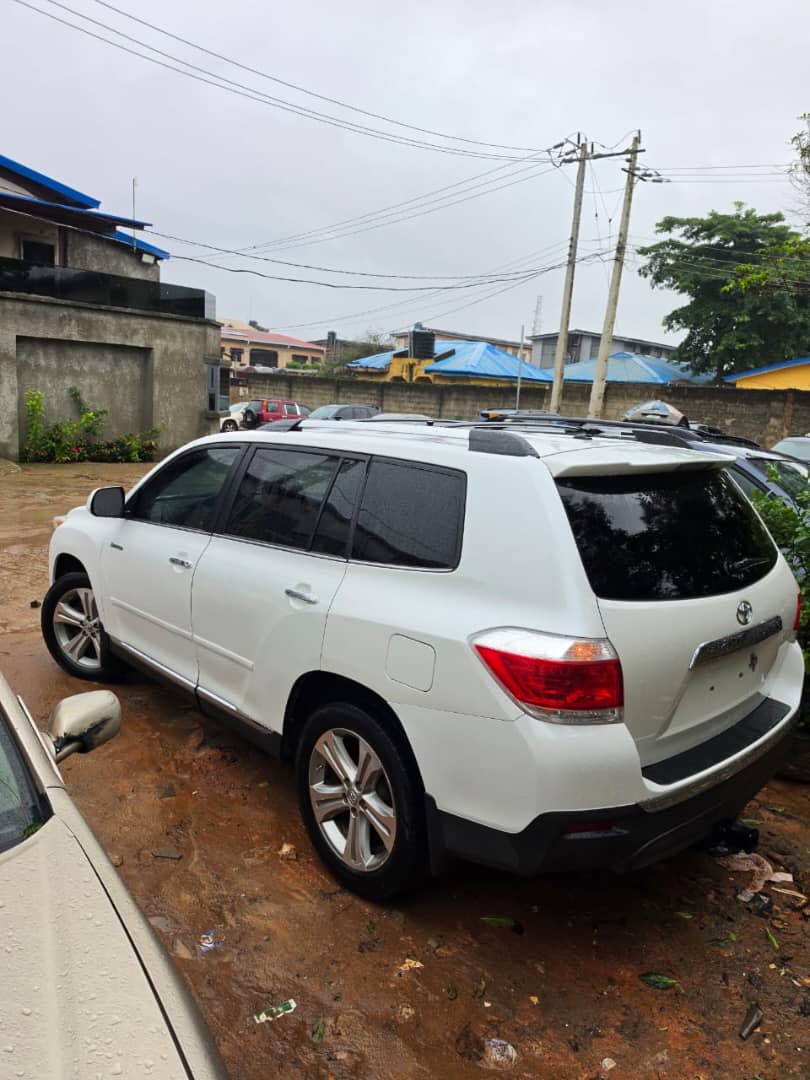 XcessCars's tweet photo. 2012 Foreign used Toyota Highlander Limited Edition ,
Thumbstart, 
Complete accident free, 
First body, 
Super sound and silent engine, 
Seamless transmission system, 
Ac cooling effectively, 
No suspension noise
Good tyres 
Very clean interior and exterior, 
Reverse cam and Bluetooth audio available, 
Absolute Run and Drive!!!

*#Price: 21m