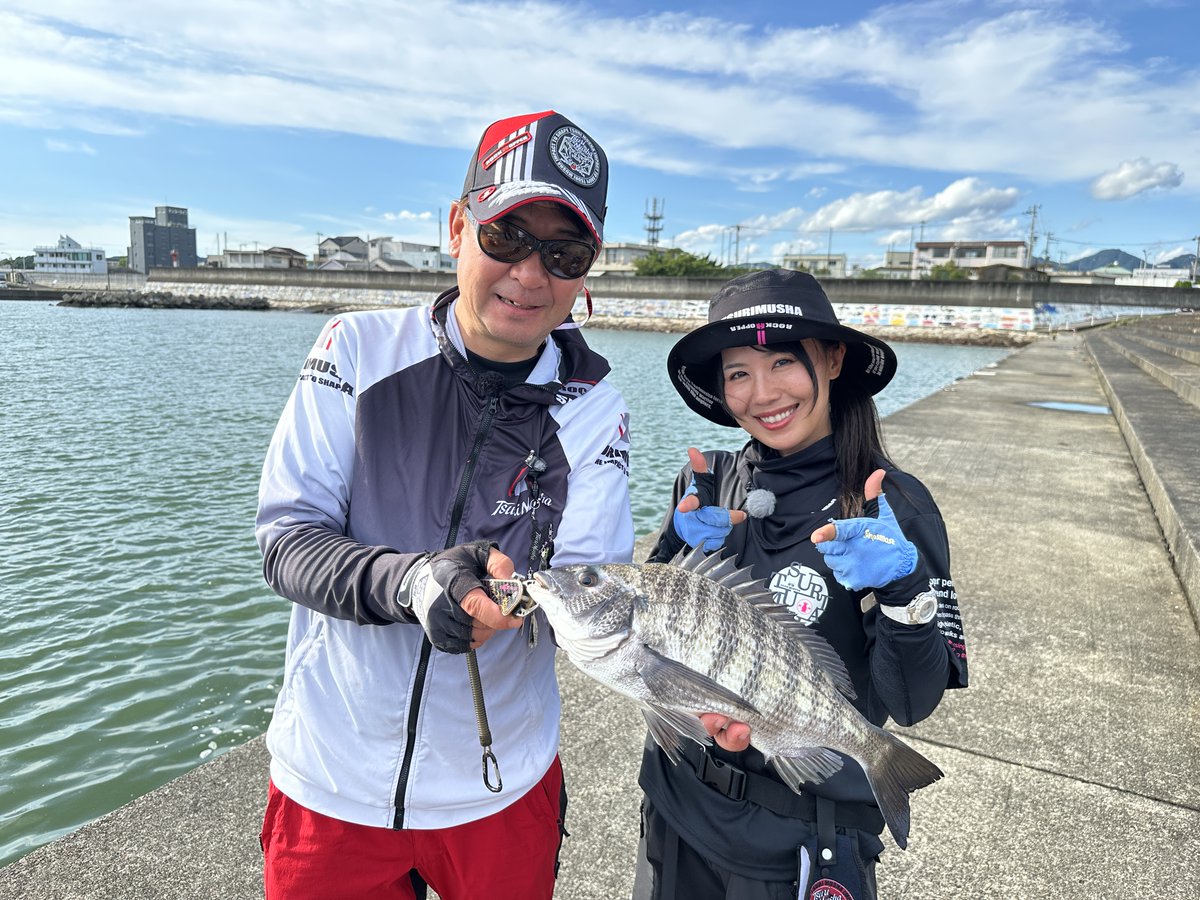 gattsurikansai's tweet photo. 🎣 #テレビ和歌山 8/9(日)放送 #ガッ釣り和歌山 は、田辺の堤防で #チヌ攻略 ☺️
濁りMAXのコンディションの中、#釣武者 の #シロモッチ さんが #棒ウキ で丁寧に攻め続けるのだ👊
そしてマキエが効いたタイミングで、50cm級のチヌが堂々ヒット👏😆
釣れる✨シロモッチ流棒ウキ攻略法 必見なのだ 😉🎵 https://t.co/sH8Krh7FOQ
