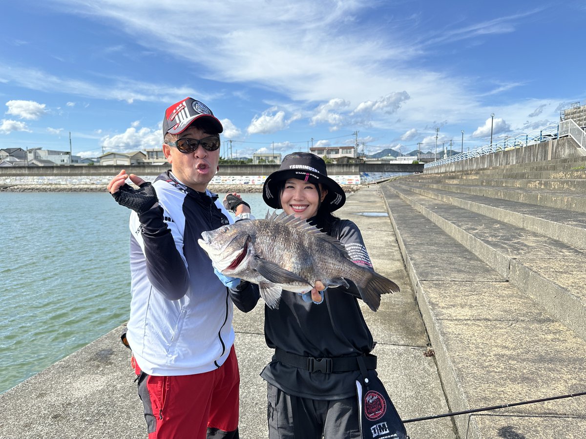 gattsurikansai's tweet photo. 🎣 #テレビ和歌山 8/9(日)放送 #ガッ釣り和歌山 は、田辺の堤防で #チヌ攻略 ☺️
濁りMAXのコンディションの中、#釣武者 の #シロモッチ さんが #棒ウキ で丁寧に攻め続けるのだ👊
そしてマキエが効いたタイミングで、50cm級のチヌが堂々ヒット👏😆
釣れる✨シロモッチ流棒ウキ攻略法 必見なのだ 😉🎵 https://t.co/sH8Krh7FOQ