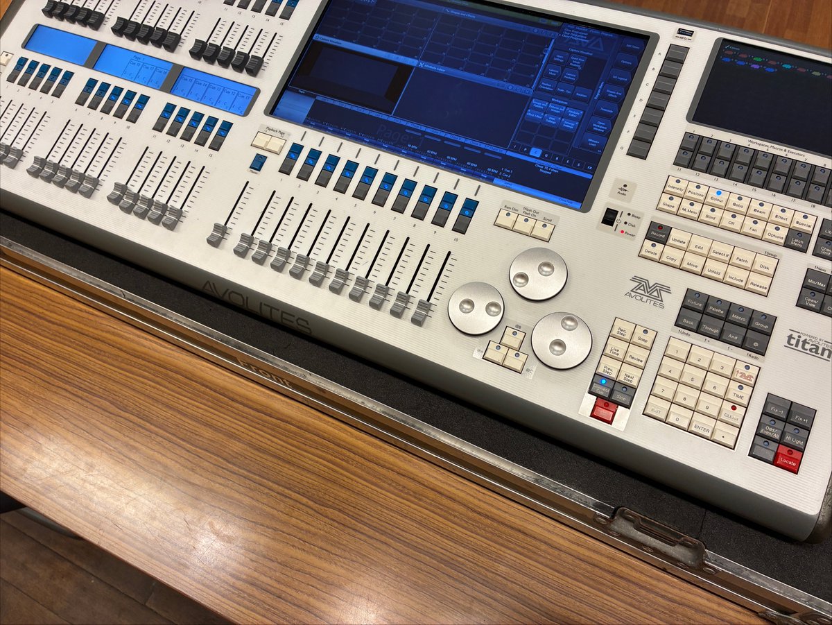 1Irissan's tweet photo. おとといにサークルでライブやったんだけど、その時の照明卓がガチすぎて笑った https://t.co/DPUaioeUMk