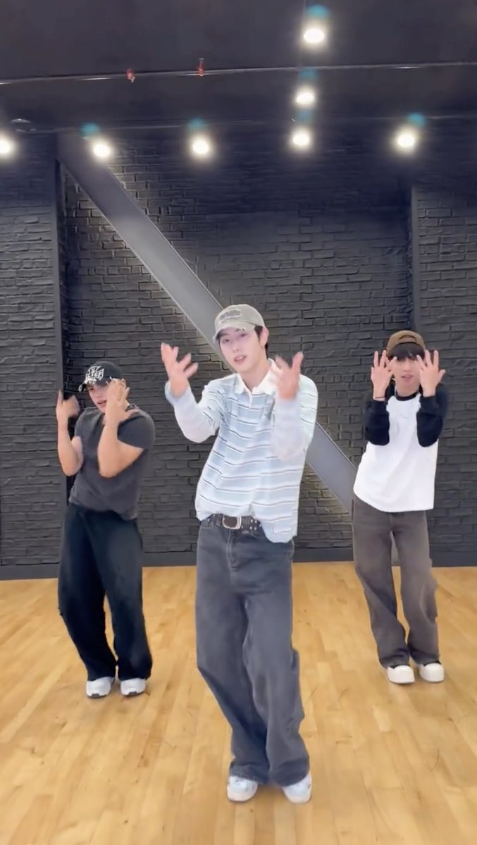gmanetwork's tweet photo. SB19’s STELL AND JUSTIN X GOT7’s MARK TUAN! 🔥

LOOK: #GOT7’s #MarkTuan just posted a dance challenge collab with #SB19’s #Stell and #Justin on his social media accounts!

📸: Mark Tuan / Instagram https://t.co/sKF3CWzX7M