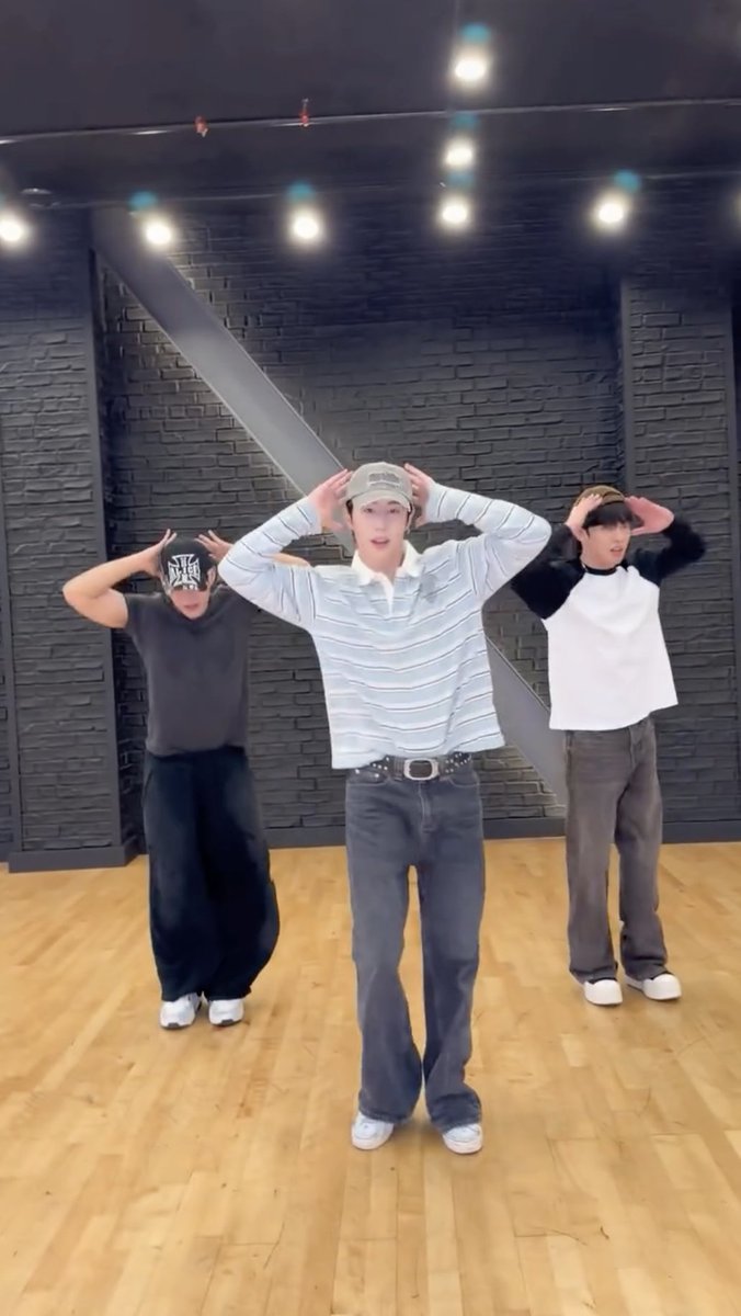 gmanetwork's tweet photo. SB19’s STELL AND JUSTIN X GOT7’s MARK TUAN! 🔥

LOOK: #GOT7’s #MarkTuan just posted a dance challenge collab with #SB19’s #Stell and #Justin on his social media accounts!

📸: Mark Tuan / Instagram https://t.co/sKF3CWzX7M