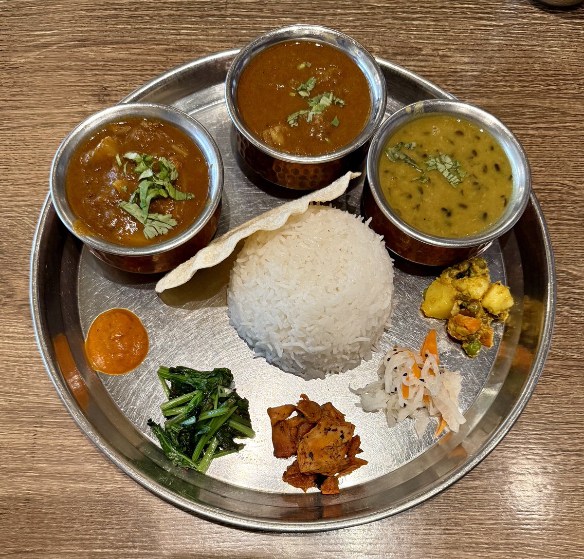 Yukari_ramen's tweet photo. 上板橋のスルエシーさん
ダルバート

ぱっと見よくあるインネパ店ですが、ダルバートをはじめとする🇳🇵の品々が充実してます😃
🍛がシチューっぽい感じで結構個性的👍美味い❣️残念ながらダルはお代わり出来ない模様😇🍚は🆗みたい
当然ながら⁈自分以外の人々は全員ナンカレーを食していた。広く一般層までダルバートが認知される日はまだまだ遠そう…