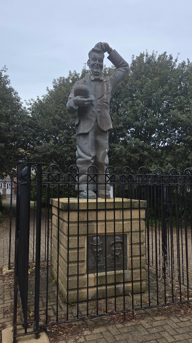 morrisonellis's tweet photo. In Newcastle on audiobook business so just had to pop along to see one of my heroes, Stan Laurel! His statue is in a dog park... I had to be careful, otherwise it could have been another fine mess I've got myself into... https://t.co/dnxdzxS7OP