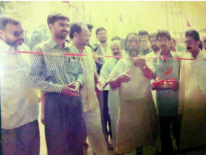 JmmMukesh's tweet photo. झारखंड आंदोलन के महानायक, झारखंड के निर्माता, जल-जंगल-जमीन के प्रखर प्रहरी एवं आदरणीय दिशोम गुरु स्वर्गीय शिबू सोरेन जी की पुण्यतिथि पर उन्हें शत-शत नमन एवं भावपूर्ण श्रद्धांजलि। 💐💐
दिशोम गुरु अमर रहें।✊✊
झारखंड के वीर सपूत अमर रहें। ✊🌱🌾🌴🌳🙏🙏❤😢😢 https://t.co/SkBWUs9sS7