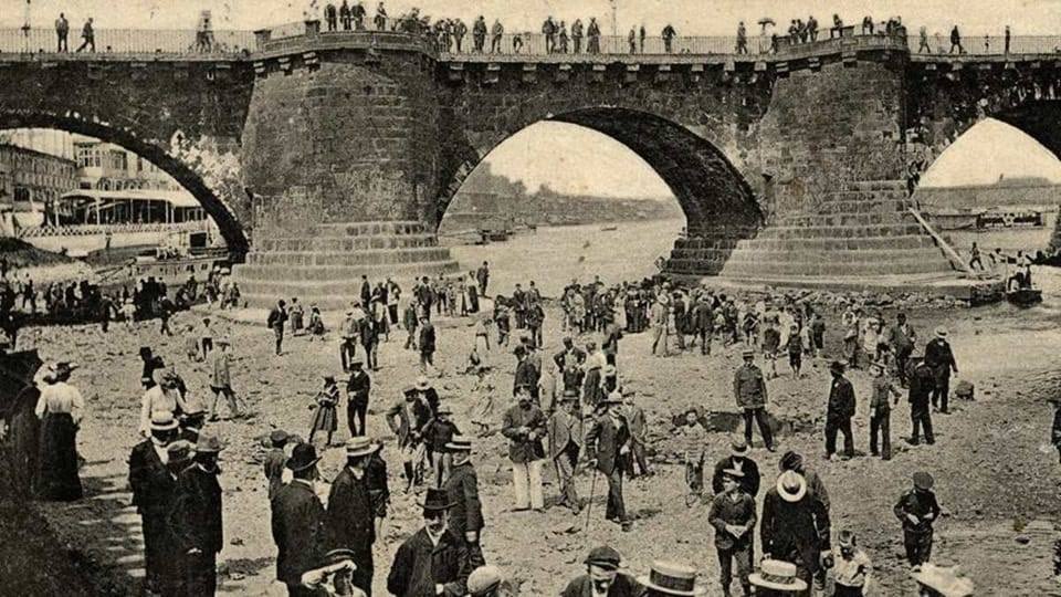 BillerIlyas's tweet photo. An alle Klimahysteriker:

Das hier war echtes Niedrigwasser!

1904 konnte man in Dresden seinen Sonntagsspaziergang an der Augustusbrücke durch das Flussbett der Elbe machen. https://t.co/wQyNQ3X6IQ