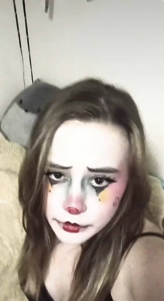 PinkPupPrincees's tweet photo. Back when I did clown makeup 🤡 the first pic makes me look like I’m yearning and I think that’s so cuteee #clownmakeup #yearning https://t.co/HXpg1PPxDF