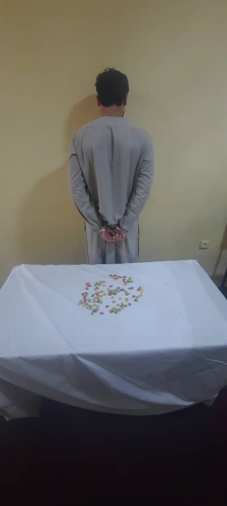 Bidar12564's tweet photo. بلخ کې دوه تنه د نشه یي توکو پلورونکي ونیول شول.

د بلخ ولایت په مزارشریف ښار او بلخ ولسوالۍ کې د نشه‌يي توکو پر وړاندې د مبارزې منسوبینو دوه تنه د نشه‌يي توکو سره نیولي دي.
له یادو کسانو څخه (۱۳۸ )دانې تابلت کا ګولۍ ترلاسه او ضبط شوې دي.
#بېدار_ورځپاڼه https://t.co/ymaS70dYxE
