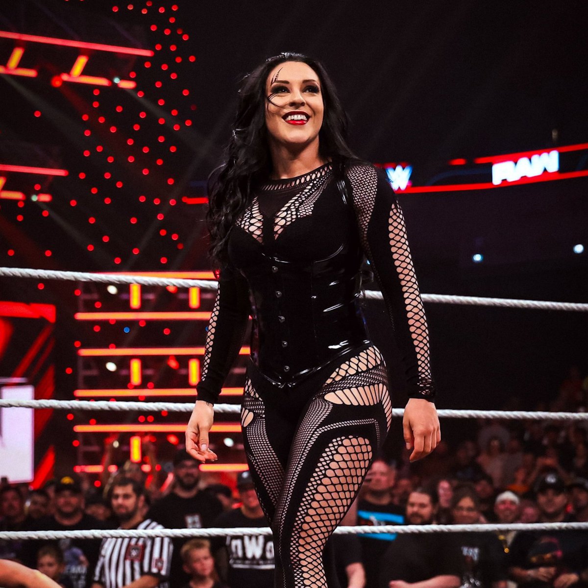martynmena6's tweet photo. Nuestra diosa chilena 🇨🇱 #StephanieVaquer 🔥 deja claro que buscará recuperar el campeonato mundial de #WWE sin importar a quien tenga que derrotar en su camino!! ✨ esperemos tenga grandes momentos ahora que está de vuelta 🤩 https://t.co/d9yEMml4qn