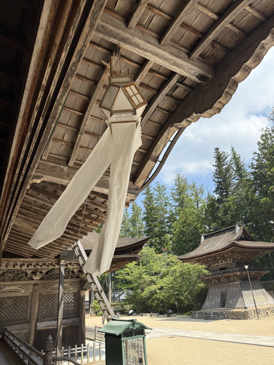 Koya_Kongobuji's tweet photo. 金剛峯寺では8月1日より、切子灯籠が吊るされました。10日には仏迎えが行われ、奥之院の「不滅の法灯」から分灯し、この灯籠に精霊の迎え火が灯されます。
なお、8月13日（木）高野山 ろうそくまつり 萬燈供養会を執り行います。 https://t.co/STqdSFwmlo