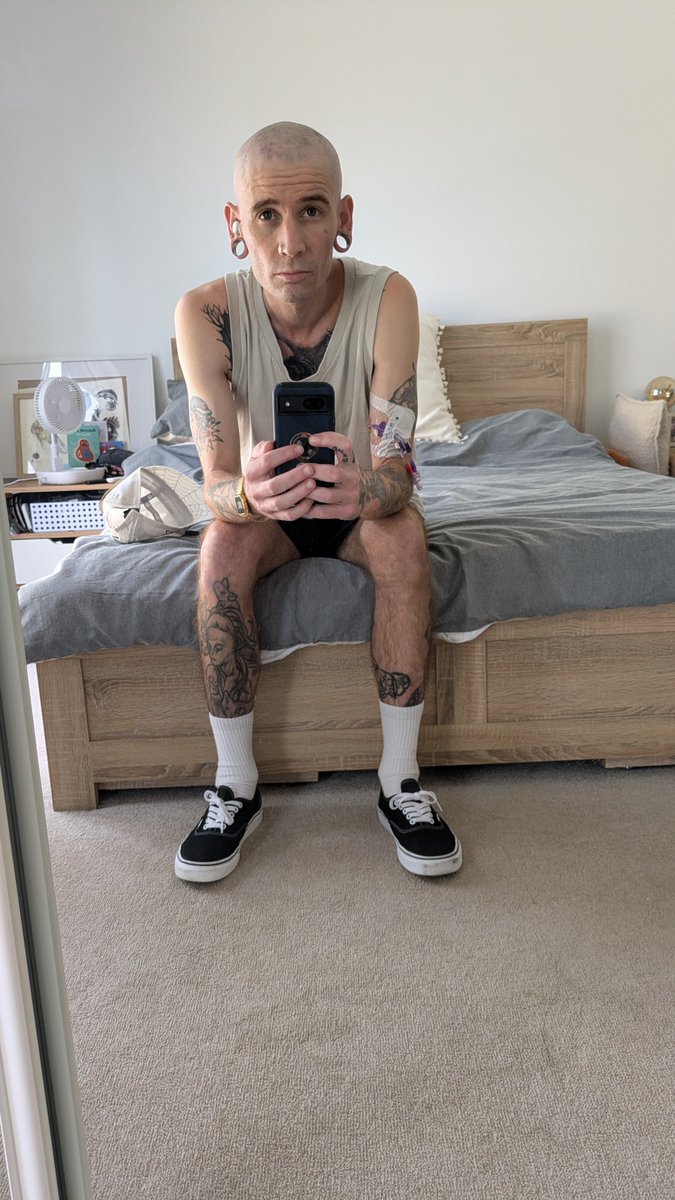 camgda's tweet photo. 1.5 year difference 47kgs in the middle of treatment. Now 79kgs still kicking https://t.co/mZ63F3LSC6
