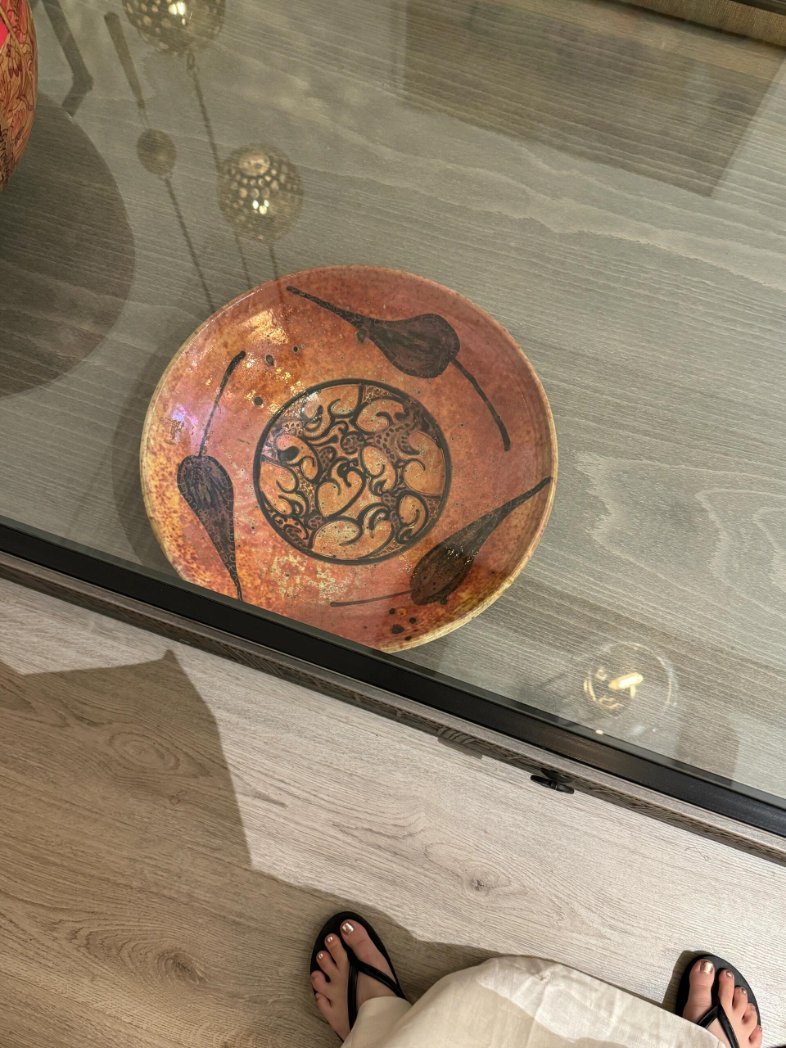 Mo313095ng's tweet photo. Today I visited a museum. It was very small for a museum, but the space was just right for me, about the size of my home. There was a pile of carved wooden shovels standing on one side, and a reddish-brown ceramic plate on the table.☺️ https://t.co/GgNfgjE1w7