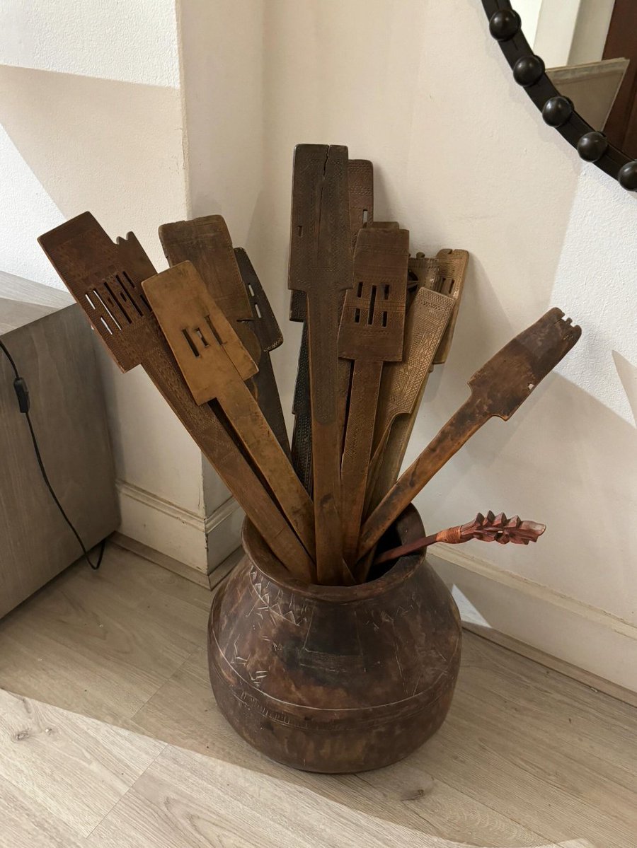 Mo313095ng's tweet photo. Today I visited a museum. It was very small for a museum, but the space was just right for me, about the size of my home. There was a pile of carved wooden shovels standing on one side, and a reddish-brown ceramic plate on the table.☺️ https://t.co/GgNfgjE1w7