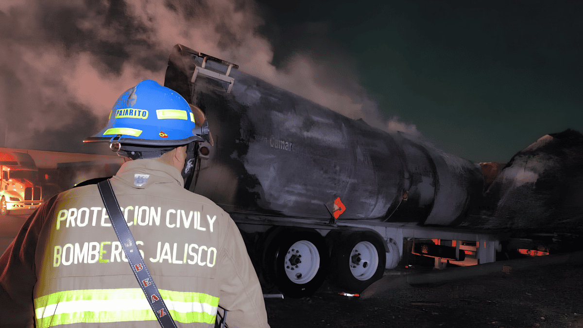 UnoNoticias's tweet photo. Explosión de pipa en Tlaquepaque deja cuatro muertos; autoridades mantienen labores y resguardo en la zona. #Jalisco https://t.co/SIP4N1ITbj https://t.co/tbvz2slfAO