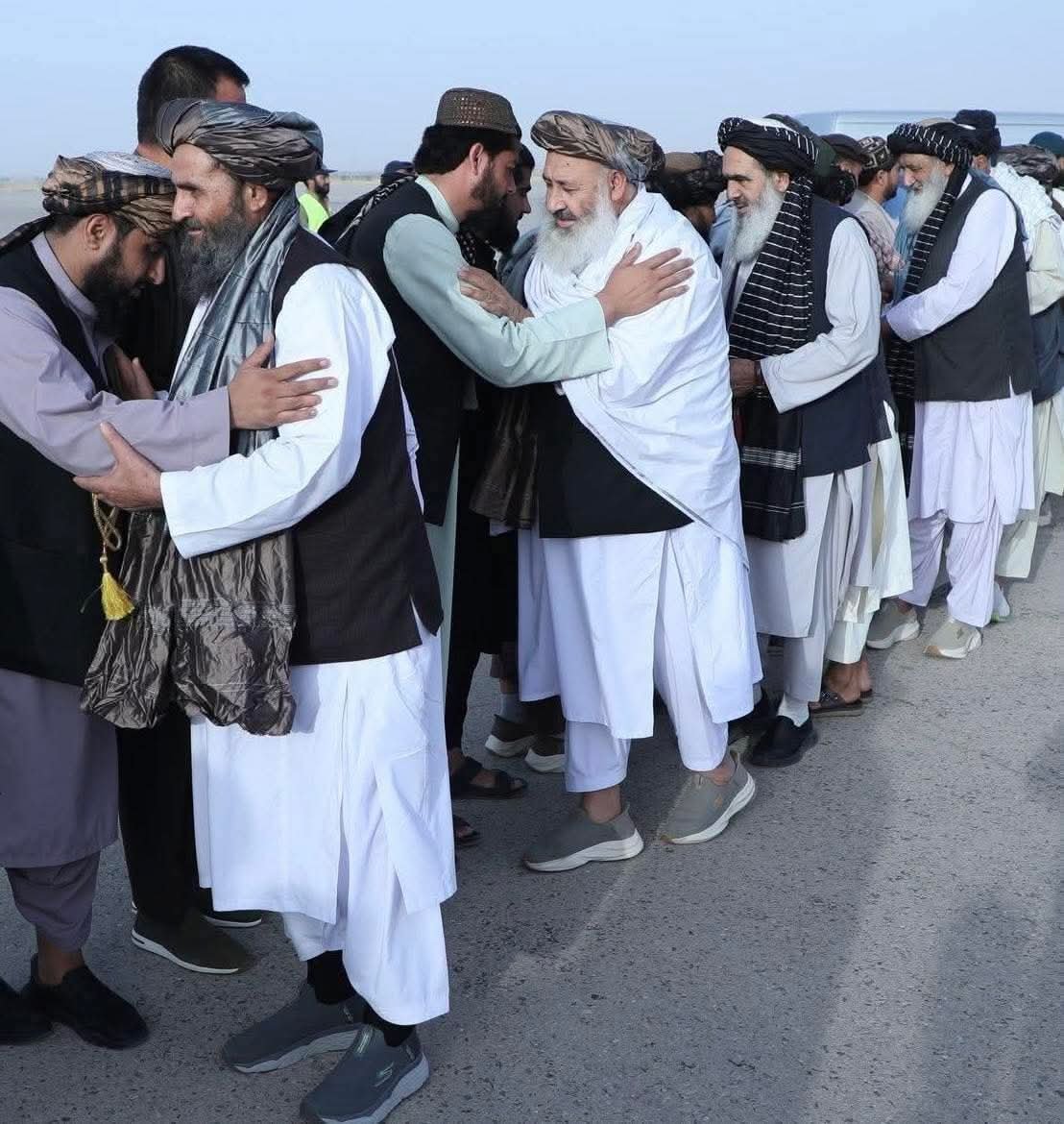 MMMP40003's tweet photo. په اسلامې او کلتورې جامه ملبس دهیواد قدرمن سپین ږیرې رهبران مو..!

#حفظهم_الله https://t.co/xoItFoUPx0