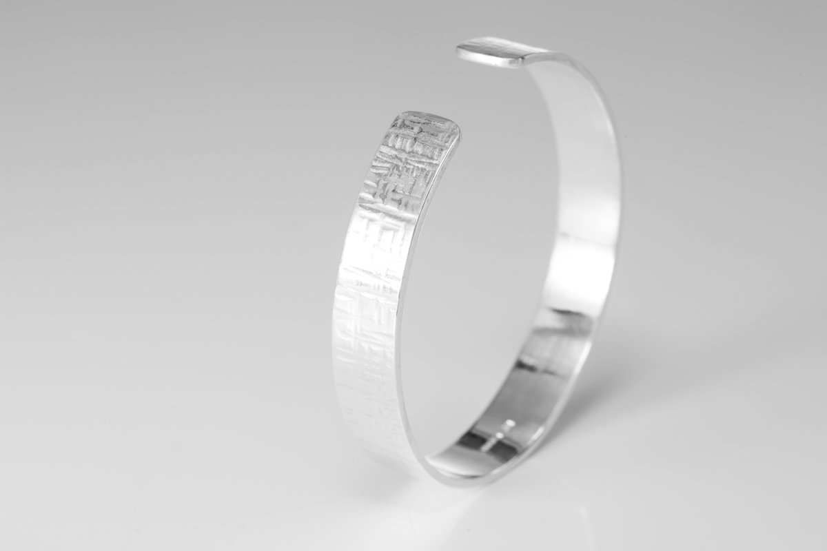 magsiljewl's tweet photo. Hammered Sterling Silver Slim Cuff Bracelet: Linear Textured Design. For textured and hallmarked silver jewellery visit  https://t.co/OUco8GITrQ #sterlingsilver #Margriff #earlybiz #FCworkspace #etsy #jewelrygifts https://t.co/bOALycmkf8