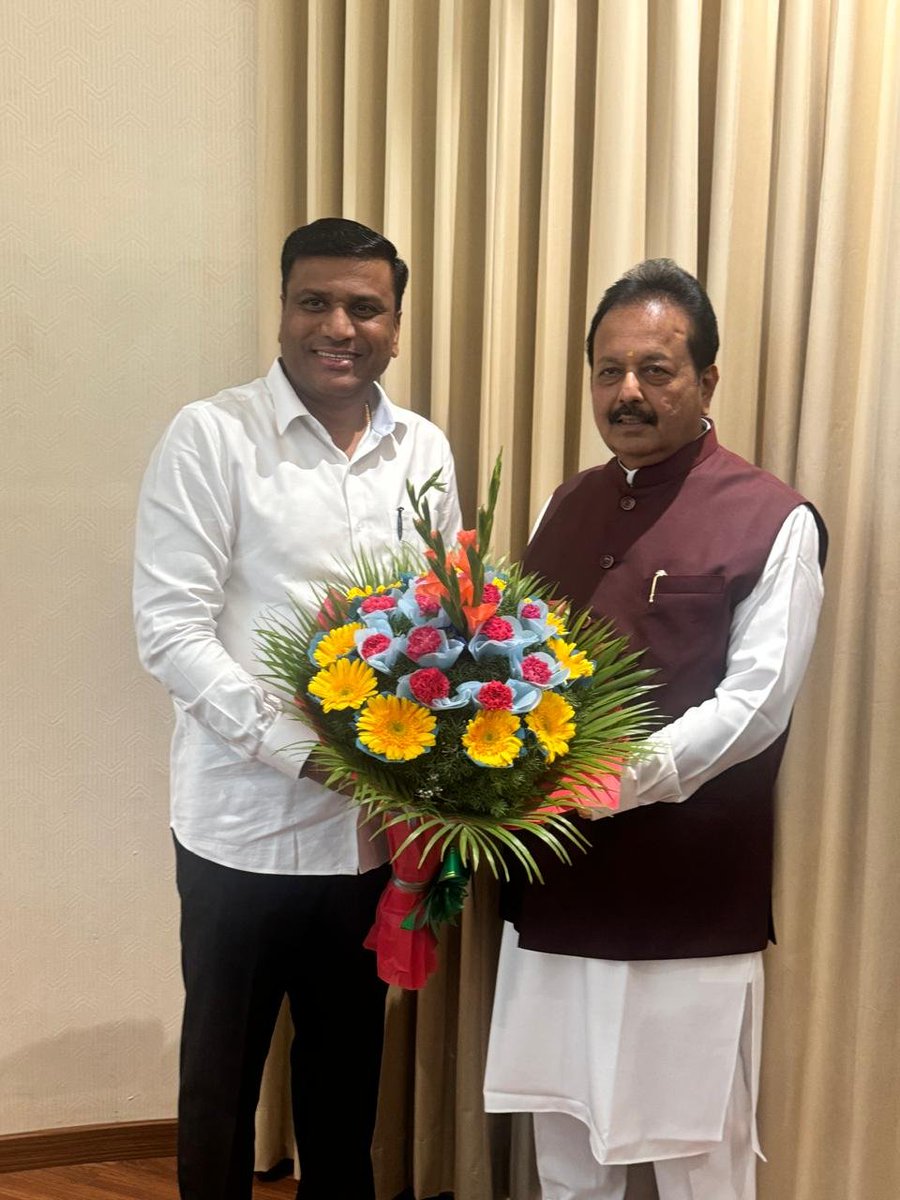 BheemaNaikINC's tweet photo. ಆತ್ಮೀಯರು, ಕರ್ನಾಟಕದ ನೂತನ ಸಚಿವರಾಗಿ ಅಧಿಕಾರ ಸ್ವೀಕರಿಸಿದ ಮಾನ್ಯ ಶ್ರೀ ಚೆಲುವ ನಾರಾಯಣಸ್ವಾಮಿ ಅಣ್ಣನವರನ್ನು ಆತ್ಮೀಯವಾಗಿ ಭೇಟಿ ಮಾಡಿ ಹೂಗುಚ್ಛ ನೀಡುವ ಮೂಲಕ ಹೃತ್ಪೂರ್ವಕ ಶುಭಾಶಯಗಳನ್ನು ತಿಳಿಸಲಾಯಿತು.
ಅವರ ಸಚಿವತ್ವದ ಅವಧಿಯಲ್ಲಿ ರಾಜ್ಯದ ಅಭಿವೃದ್ಧಿ ಹಾಗೂ ಜನಸೇವೆಯಲ್ಲಿ ಇನ್ನಷ್ಟು ಯಶಸ್ಸು, ಕೀರ್ತಿ ದೊರೆಯಲೆಂದು ಹಾರೈಸುತ್ತೇನೆ. https://t.co/oju6J8p0J8
