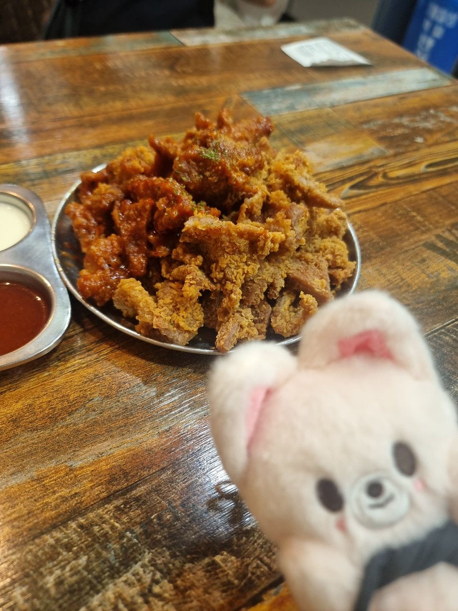 bbokari_meow's tweet photo. 깡통시장 끝...
배불러서 못 먹어여...
(다 먹으려면 8명 필요함)
스테이들 모두 계란 호떡 드세여ㅕ https://t.co/CKQmXTYDDt