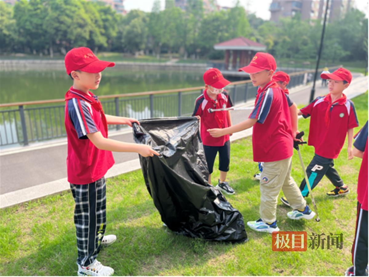 Richard74159158's tweet photo. Join our neighborhood spring cleanup this Sat 9AM at Central Park! Bring gloves + friends, help spruce up our block, score free snacks u0026 community vibes—all are welcome! https://t.co/DfakPMek1A