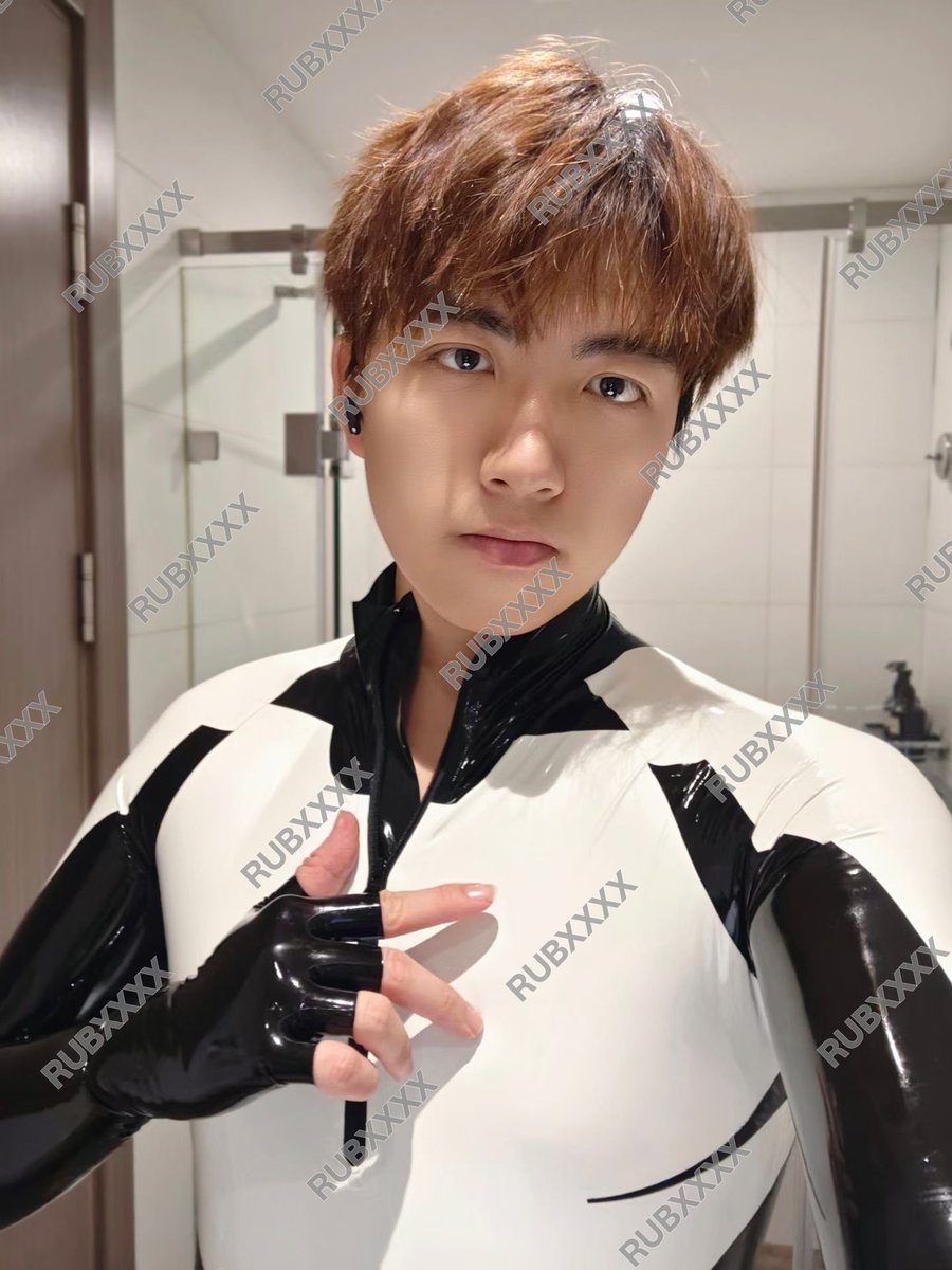 rubxxxxofficial's tweet photo. RUBXXXX胶衣研究社×青山夜 @LXY133227 老师联名推出的＂迅光＂设定款胶衣现已隆重上线，选购含一体半指手套和一体全包袜款的小伙伴还将免费获赠基础款头套一个哦，快来定制属于您的战服吧😘 https://t.co/RrJ7wX6Ayg