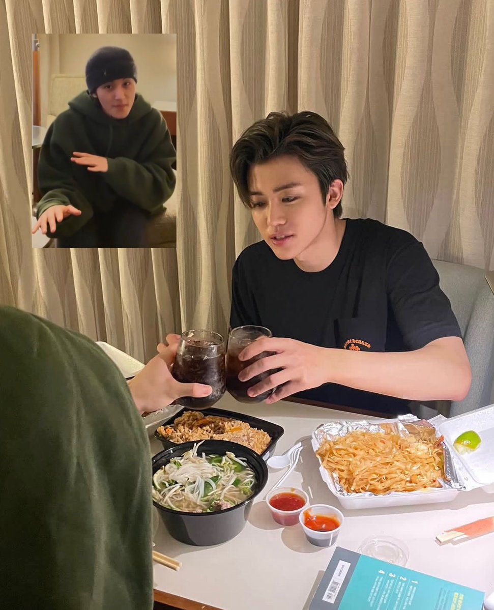 j138mmly's tweet photo. แฟนคลับโสดเพราะนั่งกินข้าวทิพย์กับศลป

Also ศิลปิน : นั่งกินข้าวกับแฟน https://t.co/GaQwr3wns6
