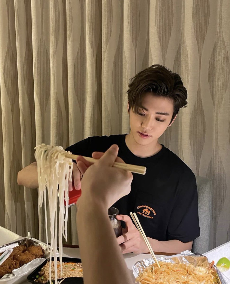 j138mmly's tweet photo. แฟนคลับโสดเพราะนั่งกินข้าวทิพย์กับศลป

Also ศิลปิน : นั่งกินข้าวกับแฟน https://t.co/GaQwr3wns6