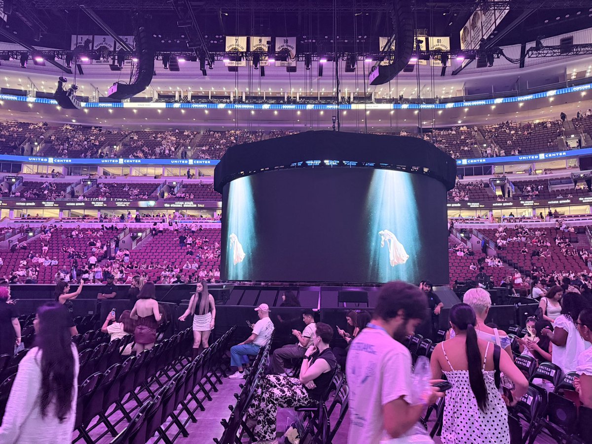 needysiara's tweet photo. i won the ticketmaster wars🤍 eternal sunshine tour was absolutely magical, good work chicago #ESTChicago #EternalSunshineTour https://t.co/qpdChAGAyV