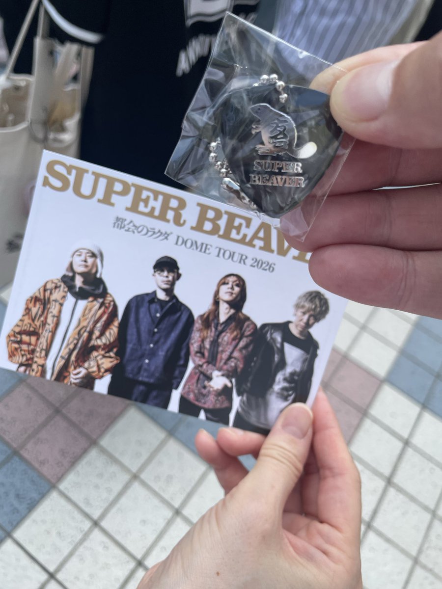 taka529sugi's tweet photo. 初ドームツアーに2日間参戦してきましたー！
モバイルクジでピックキーホルダーゲットできました！
それだけでなくかわいこちゃんのスティックもゲットでき幸せな2日間すごせました！
#スーパービーバー 
#SUPERBEAVER
#ドームツアー
#京セラドーム https://t.co/vxjOQTqWFf